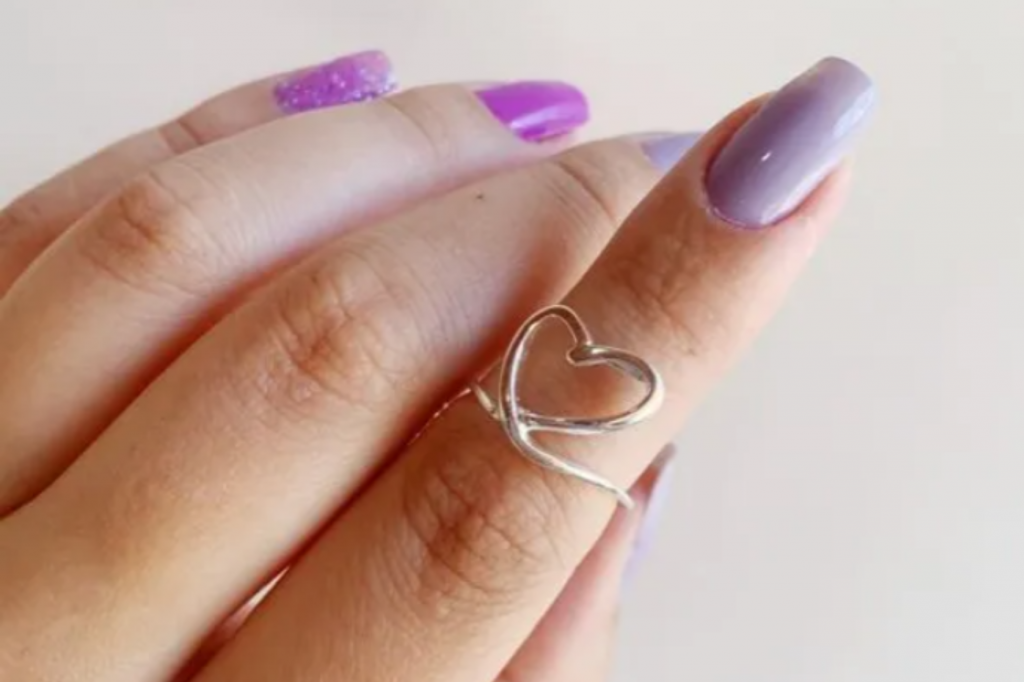 semijoias minimalistas anel em formato de coração unha roxa